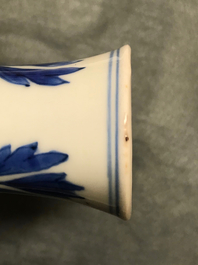 Un vase de forme double gourde en porcelaine de Chine bleu et blanc, &eacute;poque Transition